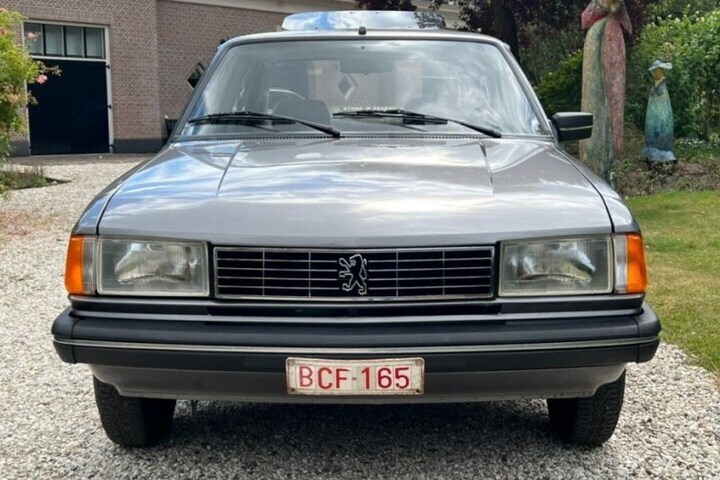 Peugeot 305