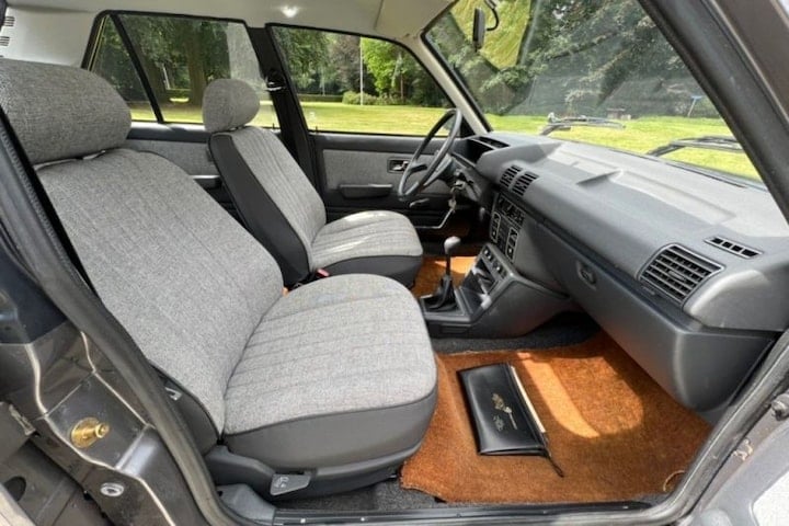 Peugeot 305
