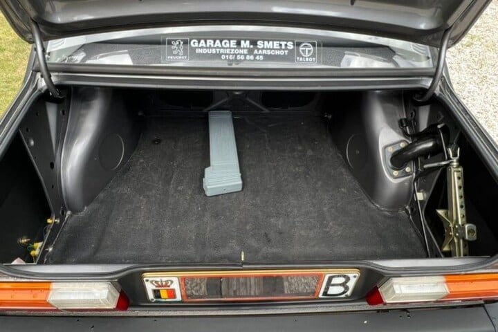 Peugeot 305