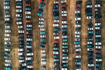 Parkeren parkeerplaats veel auto's drone lucht