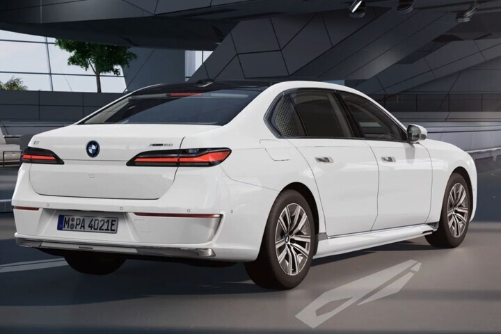 BMW i7