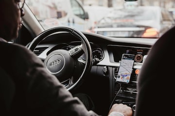 Waze op smartphone in Audi