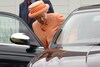 Queen Elizabeth achter het stuur van haar Daimler (ANP)