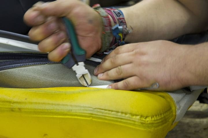 Maatwerk autostoel - Loshalen stoelbekleding