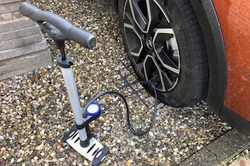 Autoband oppompen met fietspomp