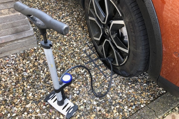 Autoband oppompen met fietspomp