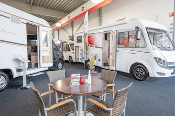 Camper showroom met verschillende typen campers