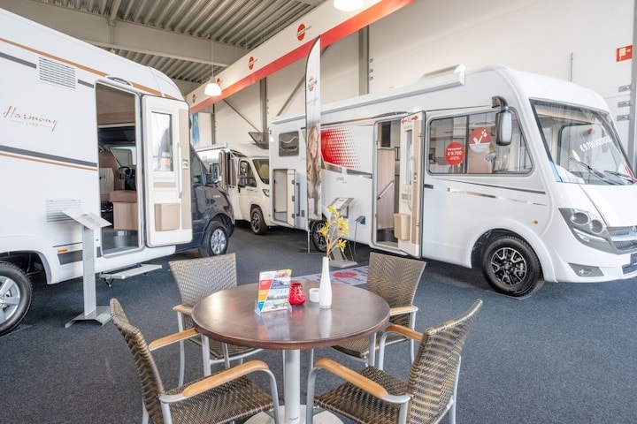 Camper showroom met verschillende typen campers