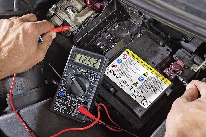 Accu's in de camper Voltmeter