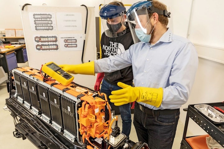 Reparatie tractiebatterij Volvo XC60 - meten accumodules