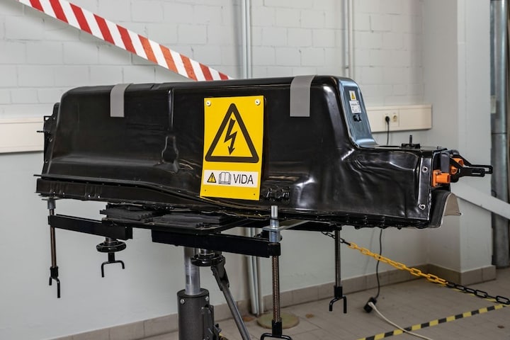 Reparatie tractiebatterij Volvo XC60 - accupakket losgemaakt