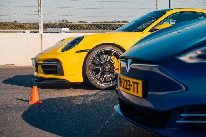 Porsche 911 Turbo S - Tesla Model S