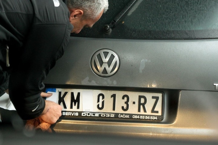 Kenteken Servië (in Kosovo) (ANP)
