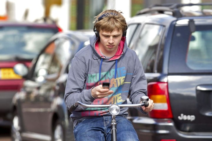 Koptelefoon en mobieltje in verkeer ANP