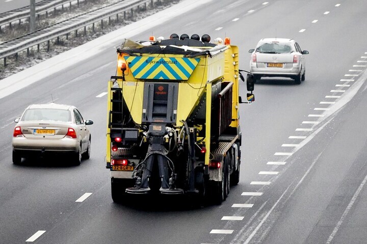 Strooiwagen zout strooien gladheid (ANP)