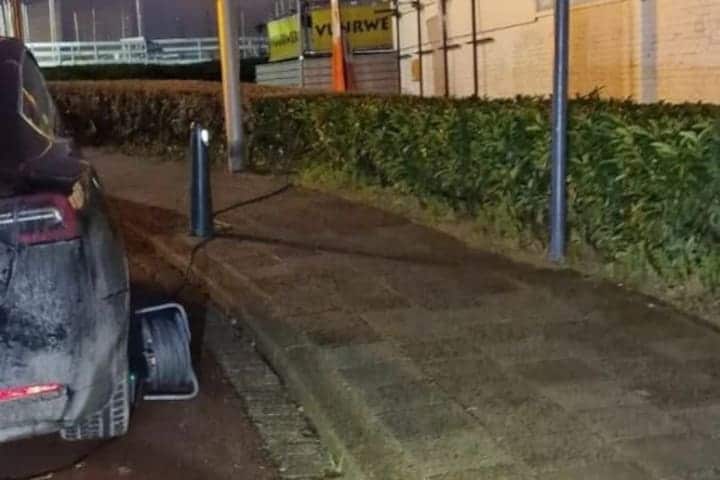 Tesla-eigenaar aangehouden na opladen aan lantaarnpaal