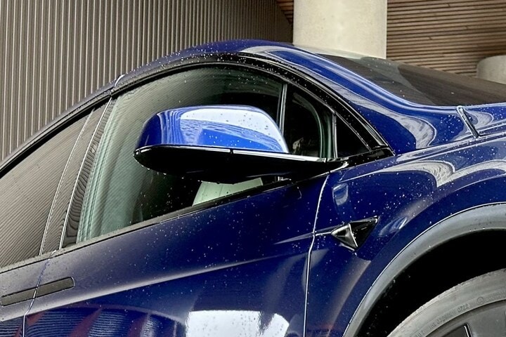 Tesla Model Y zijspiegel