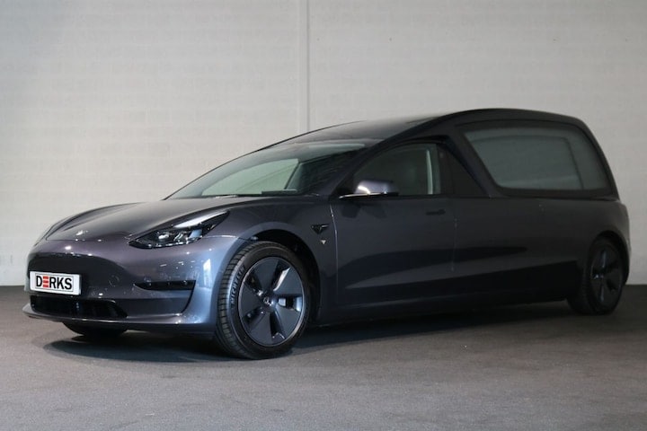Tesla Model 3 rouwauto (foto: Derks uitvaartmobiliteit)