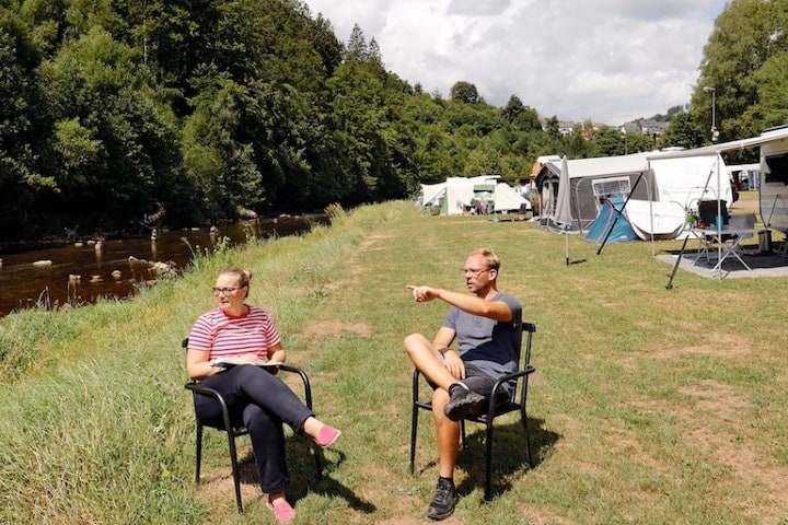 Campers in overstroomde Eifel gebieden Camping aan water
