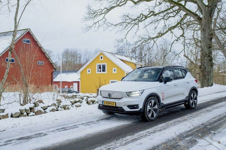 EV Tesla kou winter sneeuw