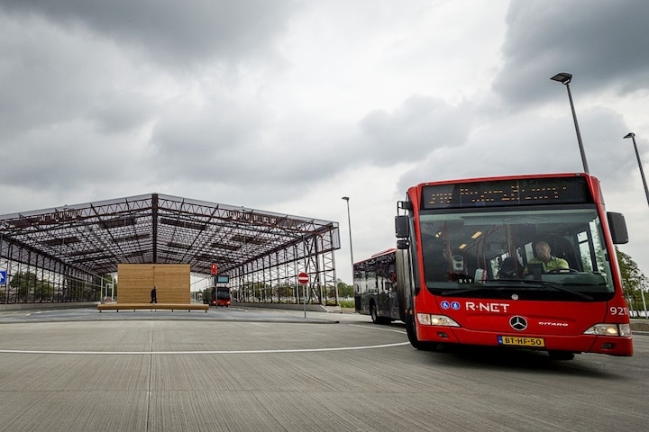 Lijnbus in verkeer; autobus (ANP)