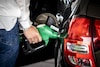 Benzine tanken bij tankstation (ANP)