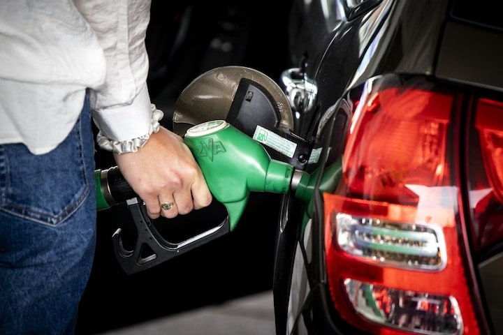 Benzine tanken bij tankstation (ANP)