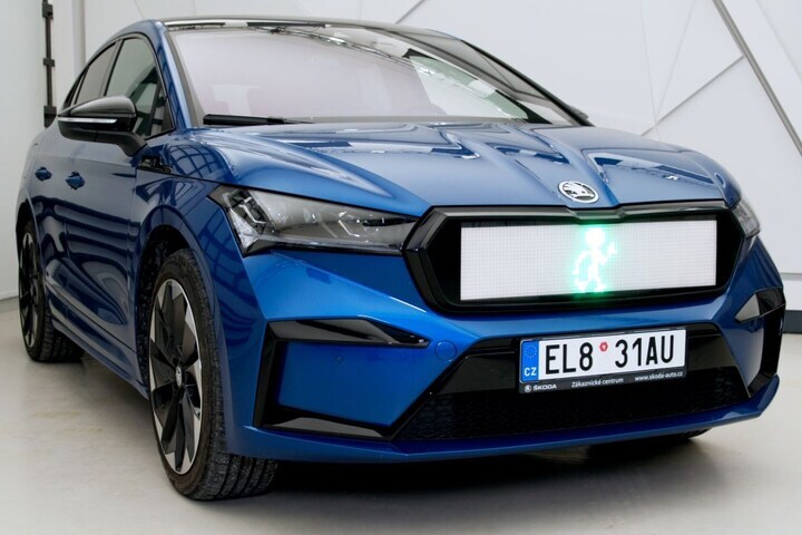 Skoda Enyaq oversteken grille