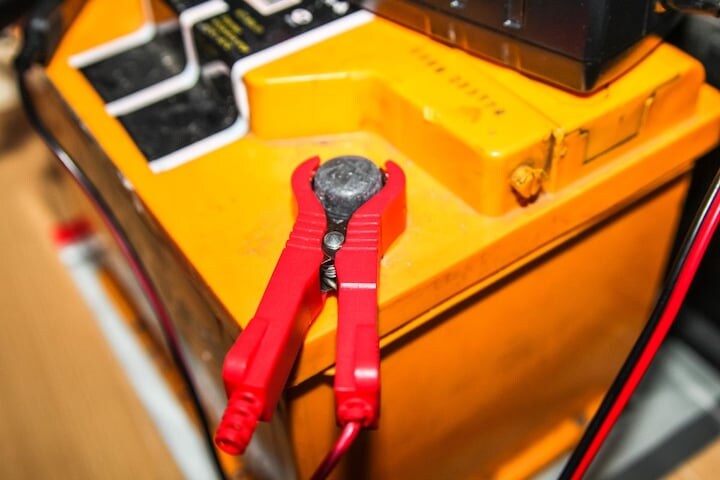Auto-accu oplader (Getty images)