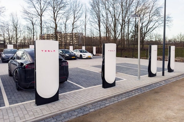 Tesla Superchargers V4