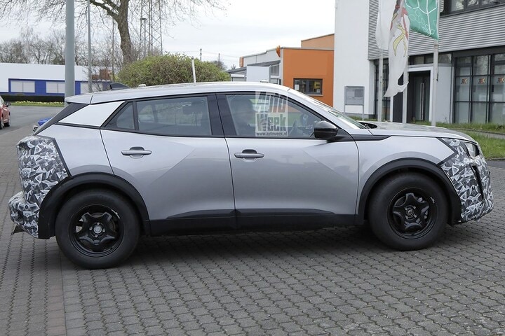 Spyshots Peugeot 2008 facelift
