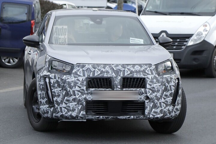 Spyshots Peugeot 2008 facelift