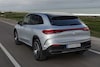 Mercedes EQE SUV rijdend van achteren