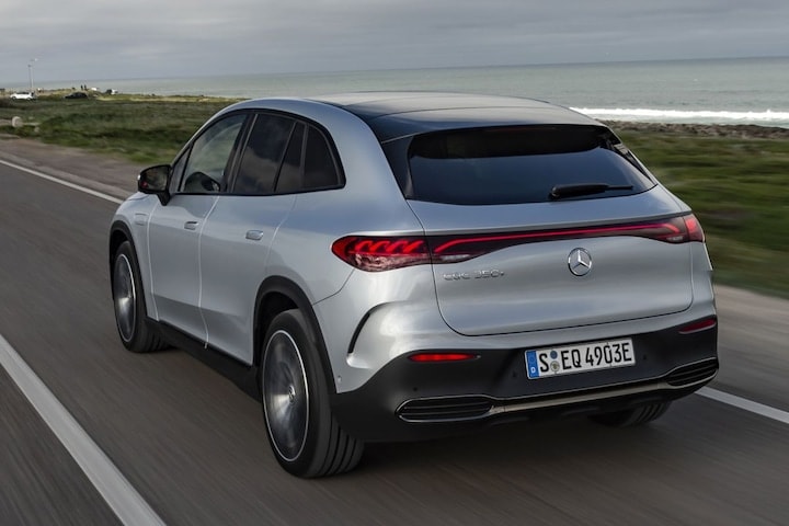 Mercedes EQE SUV rijdend van achteren