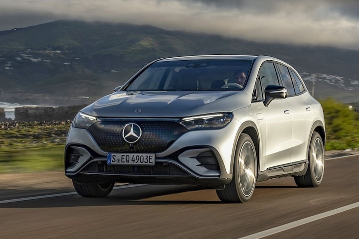 Mercedes EQE SUV rijdend van voren