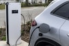 Elektrische Mercedes EQE SUV bij laadpaal
