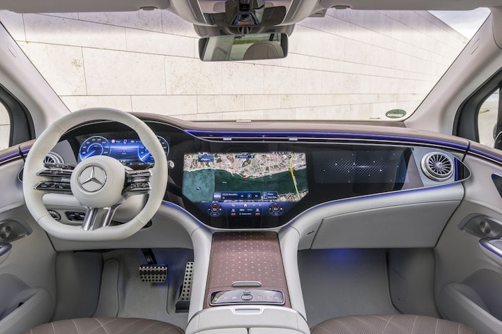 Mercedes EQE SUV dashboard met hyperscreen