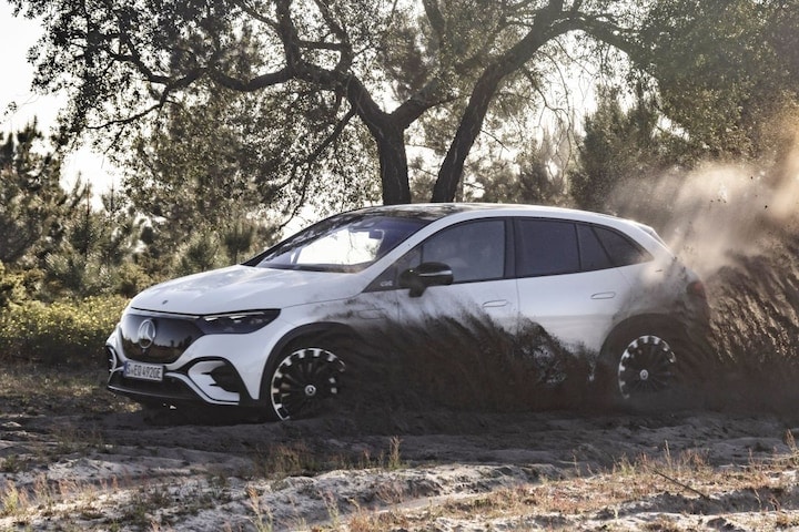 Mercedes EQE SUV elektrisch door het zand