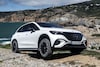 Mercedes EQE SUV off-road op de rotsen