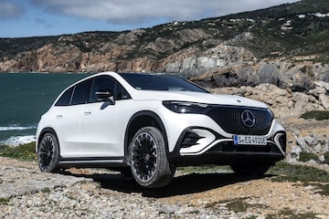 Mercedes EQE SUV off-road op de rotsen