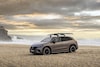 Mercedes EQE SUV met dakdrager op het strand