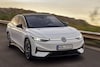Volkswagen ID7 rijdend rechts van voren