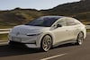 Volkswagen ID7 rijdend links van voren