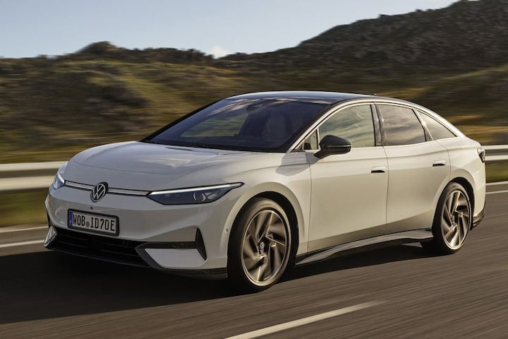 Volkswagen ID7 rijdend links van voren