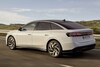Volkswagen ID7 rijdend links van achteren