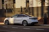 Volkswagen ID7 aan lader langs stoeprand