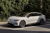 Volkswagen ID7 parkeert links van voren