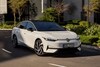 Volkswagen ID7 rijdend op rotonde
