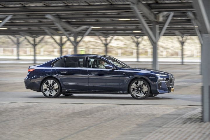 BMW i7