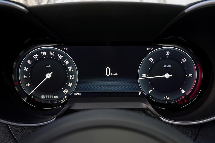 Alfa Romeo Giulia 2023 digitaal instrumentariumk klassiek